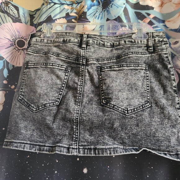 (Windsor) Dark Wash Denim Skort Size Medium - Picture 2 of 3